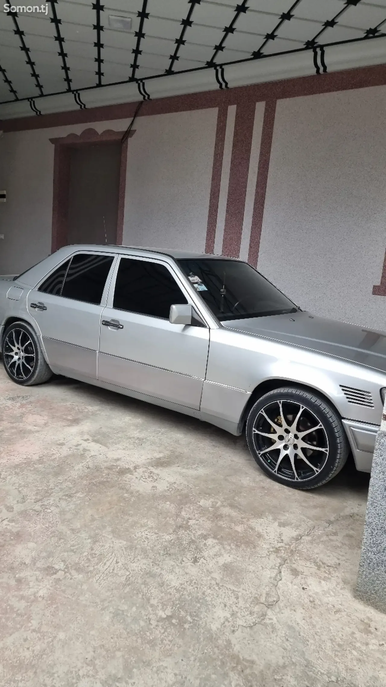 Mercedes-Benz W124 1994 · 2.0 AT