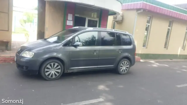 Volkswagen Touran 2008 · 1.9 MT