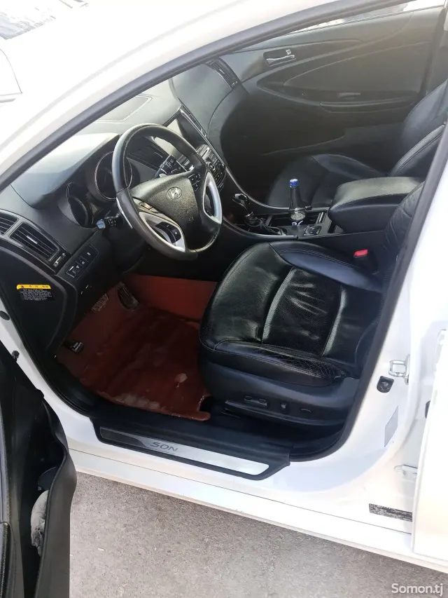 Hyundai Sonata 2013 · 2.0 AT