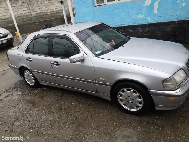 Mercedes-Benz W201 1997 · 2.0 MT