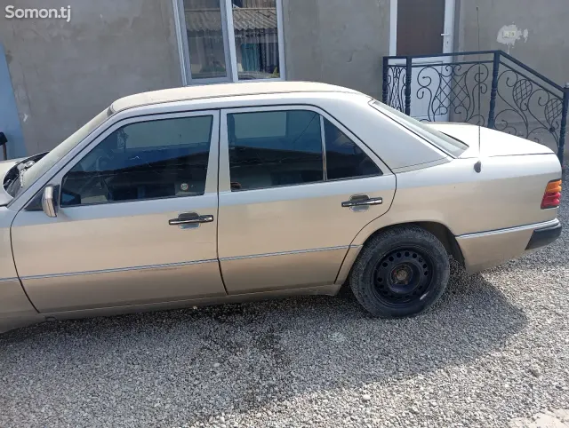 Mercedes-Benz W124 1992 · 2.0 MT