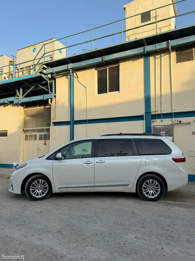 Toyota Sienna 2017 · 3.5 AT