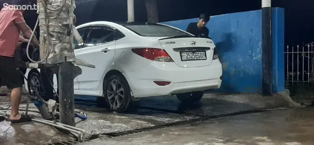 Hyundai Solaris 2011 · 1.6 MT
