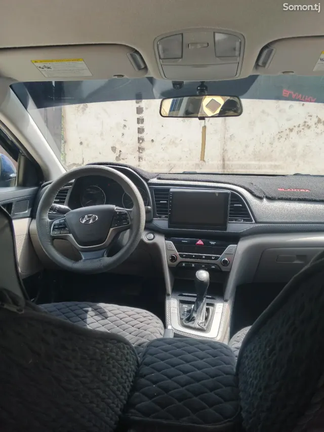 Hyundai Elantra 2017 · 2.0 AT