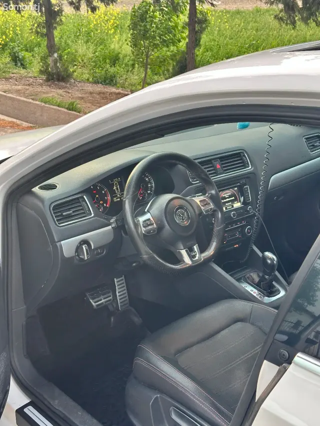 Volkswagen Jetta 2012 · 2.0 AT