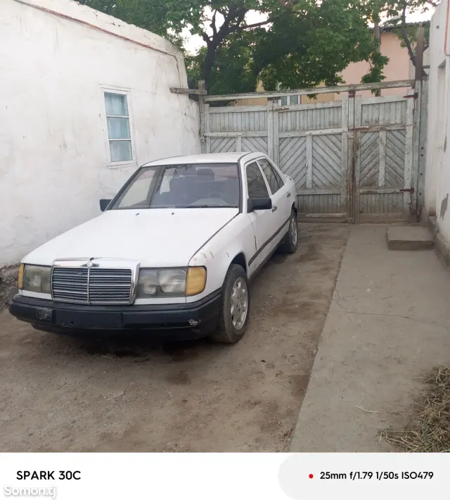 Mercedes-Benz W124 1988 · 2.3 MT