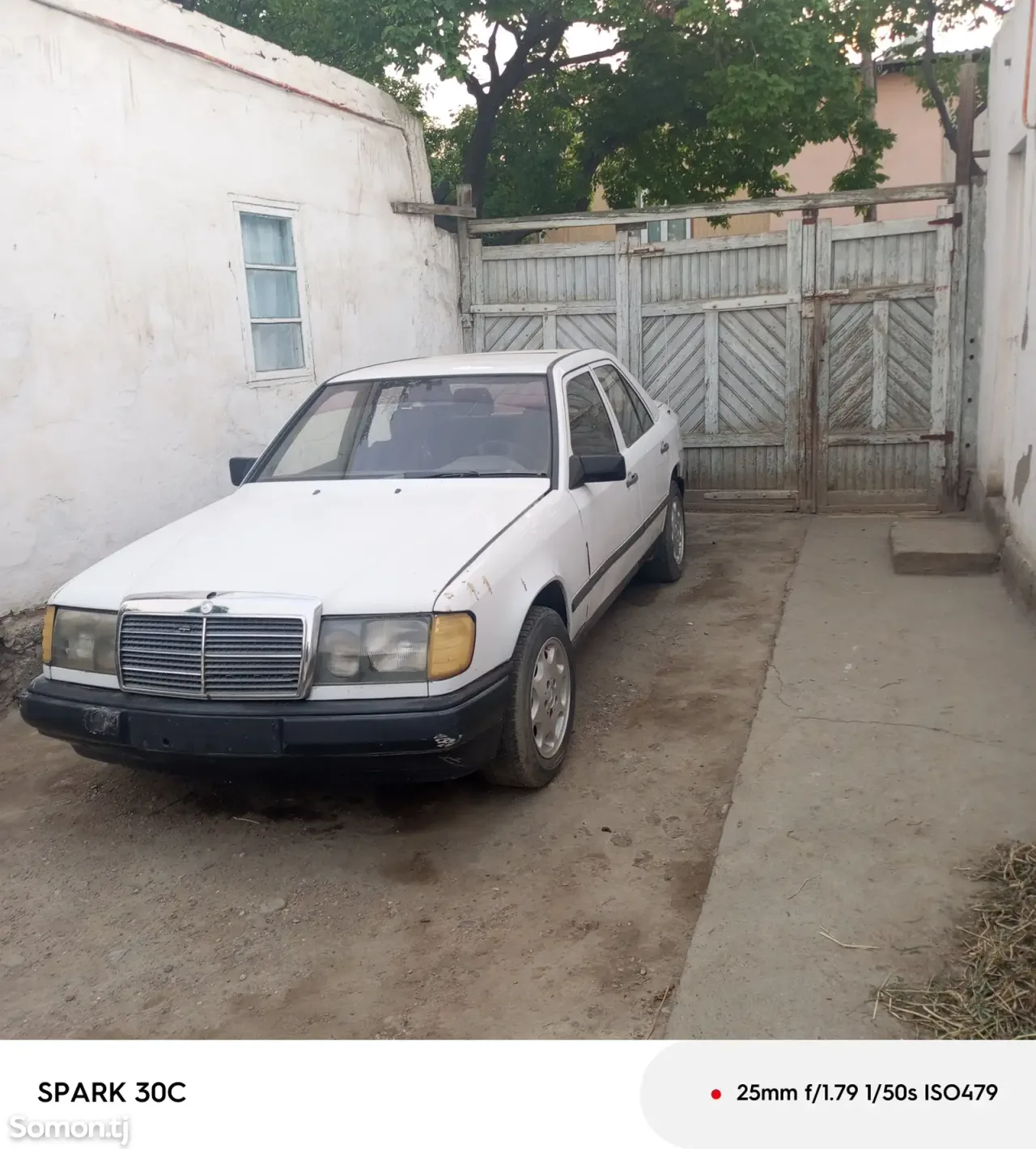 Mercedes-Benz W124 1988 · 2.3 MT