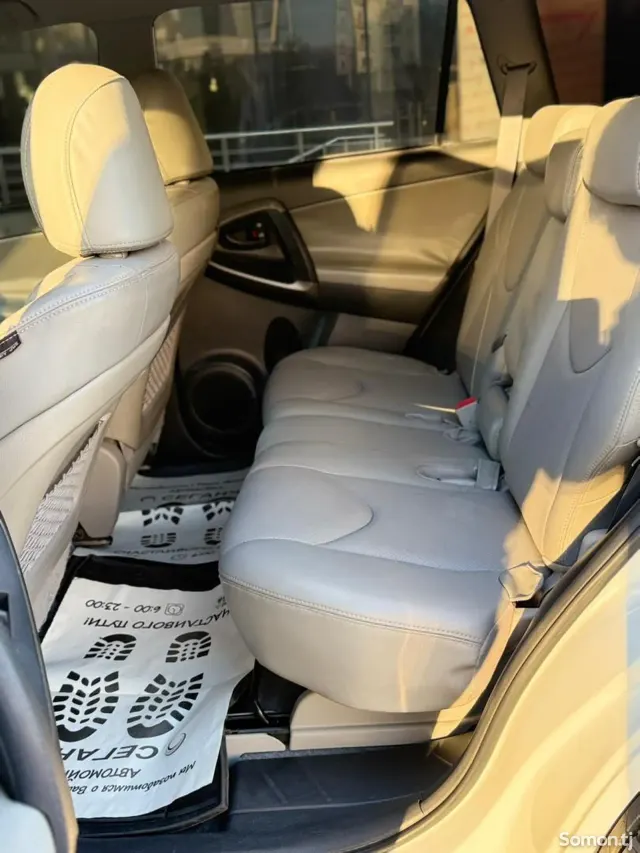 Toyota RAV 4 2011 · 2.5 AT