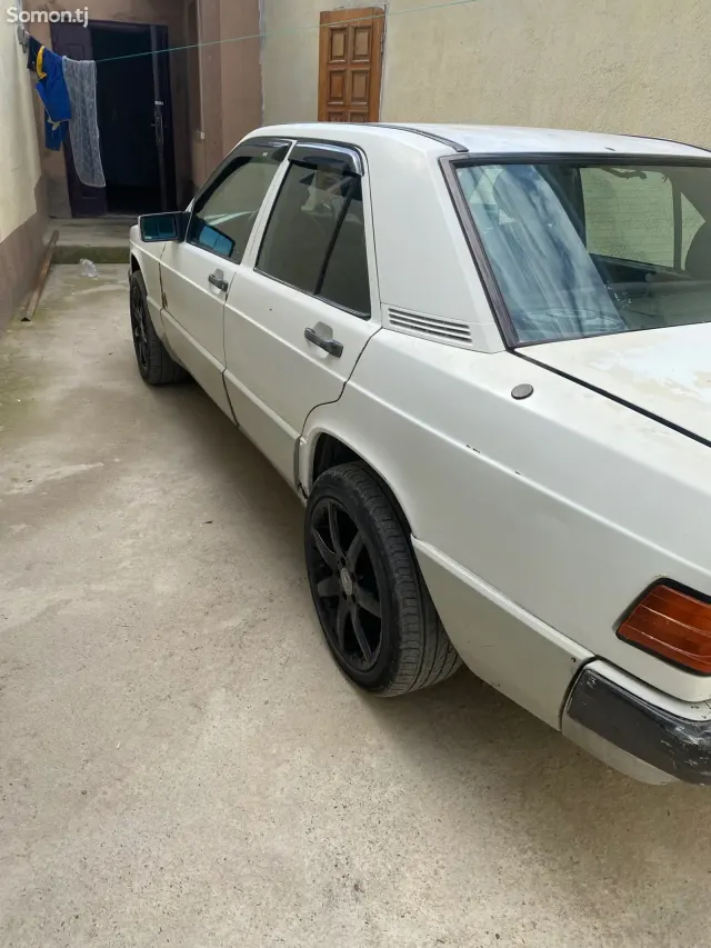 Mercedes-Benz W201 1989 · 2.0 MT