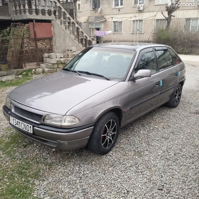Opel Astra F 1993 · 1.6 MT