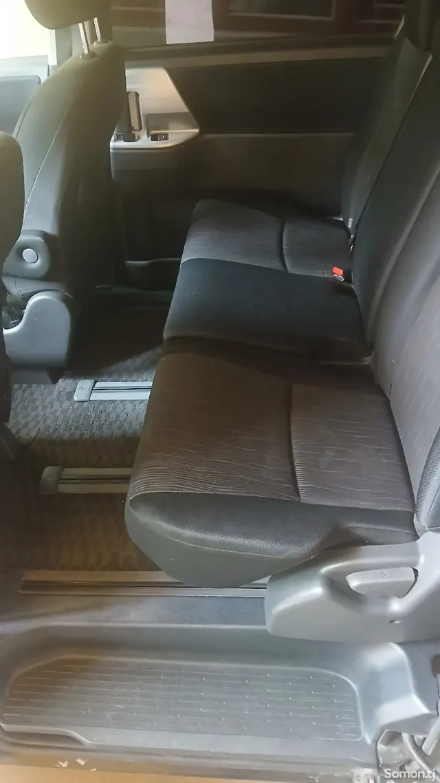 Toyota Voxy 2010 · 2.0 AT