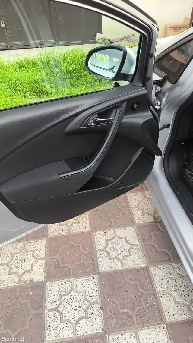 Opel Astra J 2014 · 1.4 MT