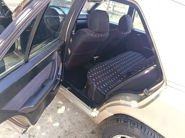 Mercedes-Benz W124 1987 · 2.5 MT
