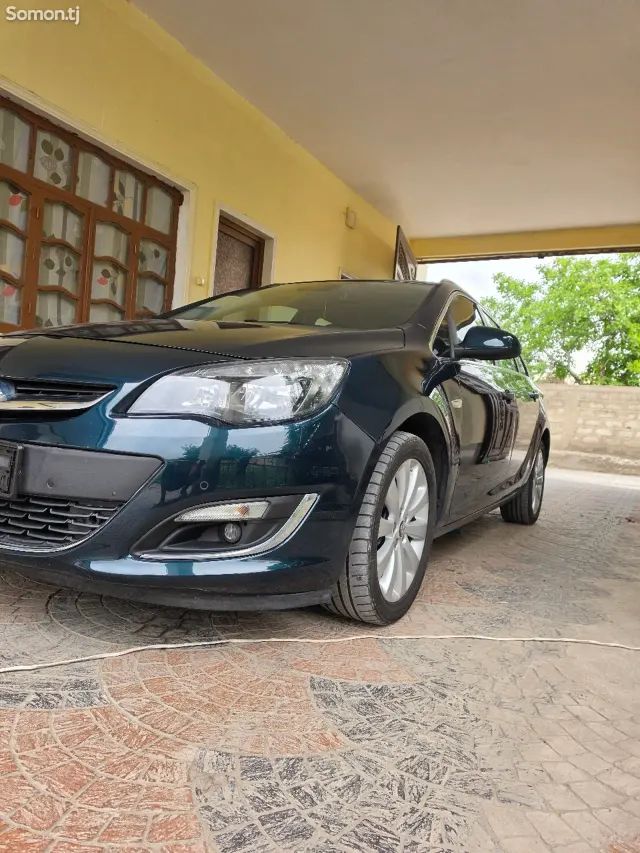 Opel Astra J 2016 · 1.4 MT