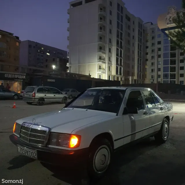 Mercedes-Benz W201 1987 · 2.0 MT
