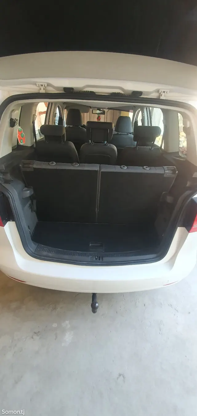 Volkswagen Touran 2011 · 1.4 MT