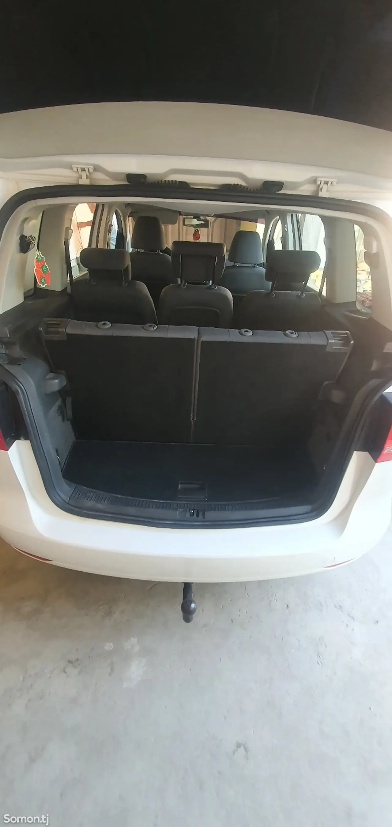Volkswagen Touran 2011 · 1.4 MT