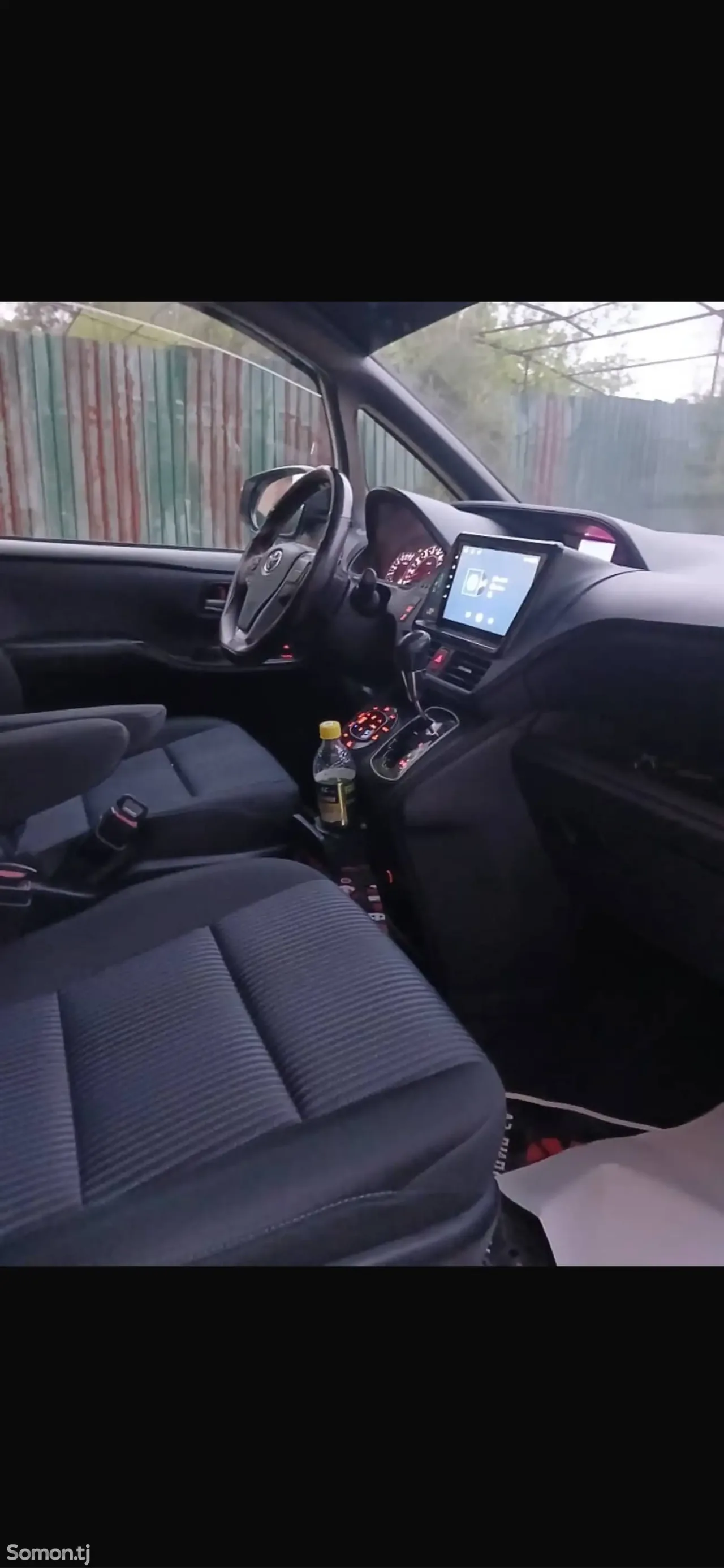 Toyota Voxy 2014 · 2.0 AT