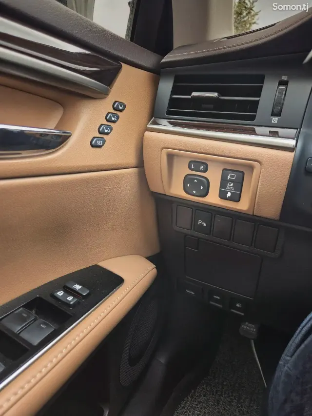 Lexus ES series 2016 · 2.5 AT