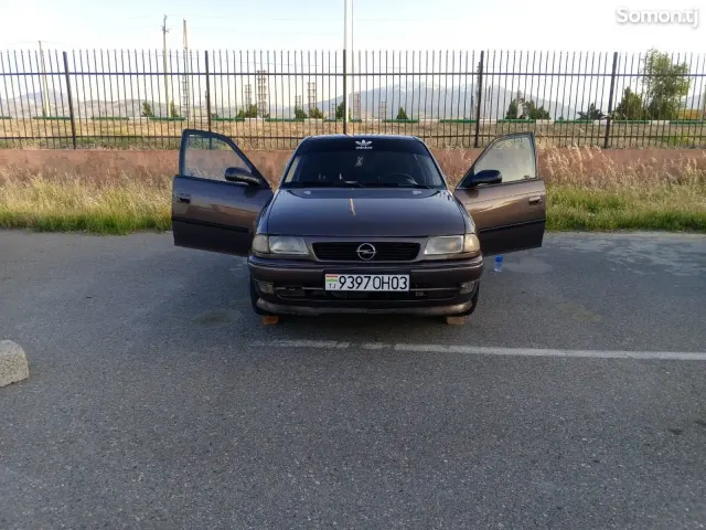 Opel Astra F 1998 · 1.6 MT