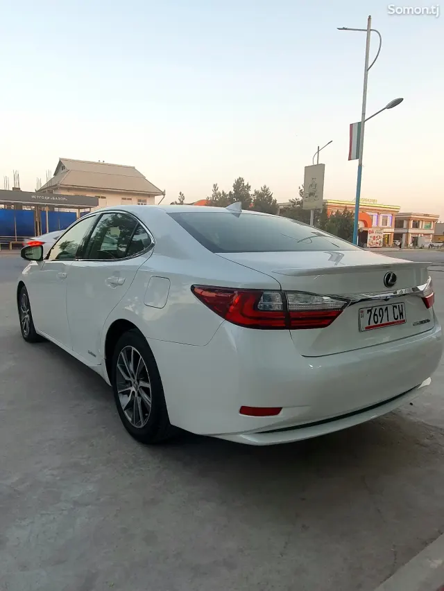 Lexus ES series 2016 · 2.5 AT