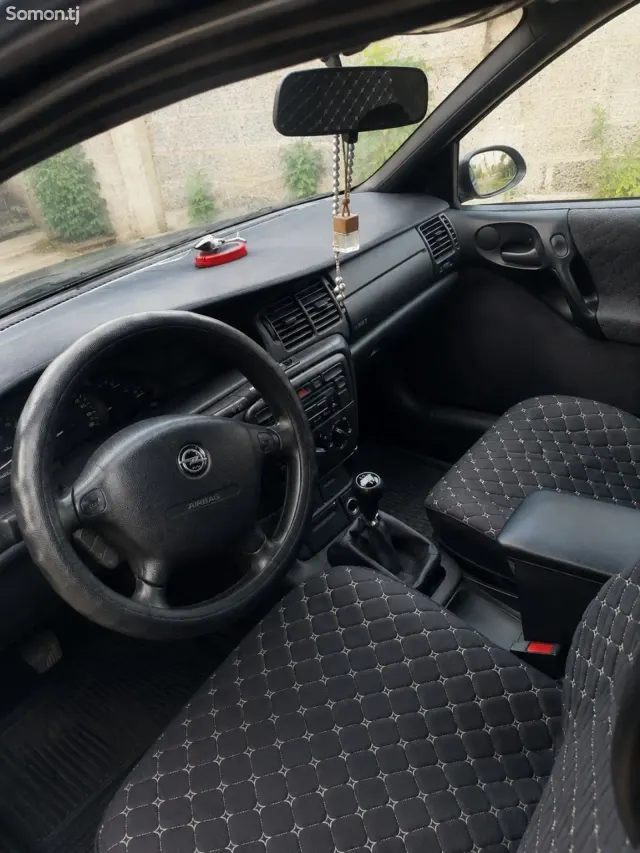 Opel Vectra B 1997 · 1.6 MT