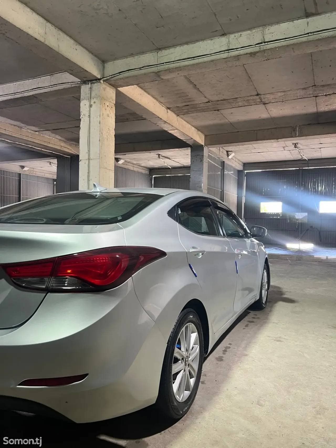Hyundai Elantra 2015 · 1.8 AT