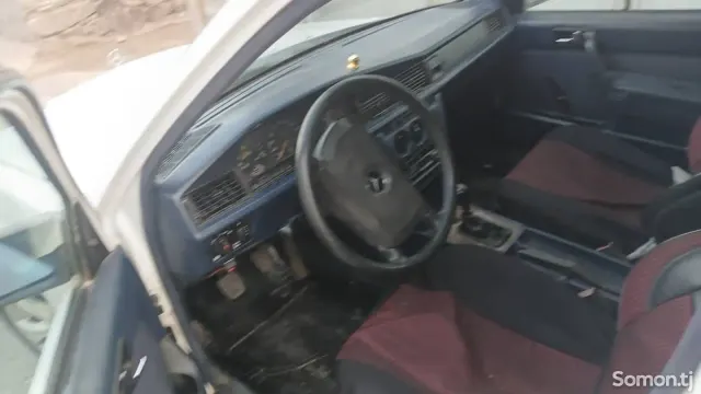 Mercedes-Benz W201 1991 · 2.0 MT