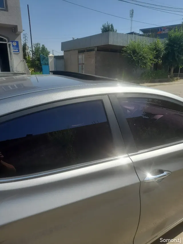 Hyundai Avante 2015 · 1.6 AT