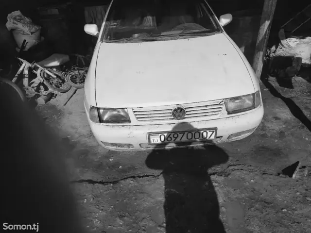 Volkswagen Polo 1999 · 1.6 MT