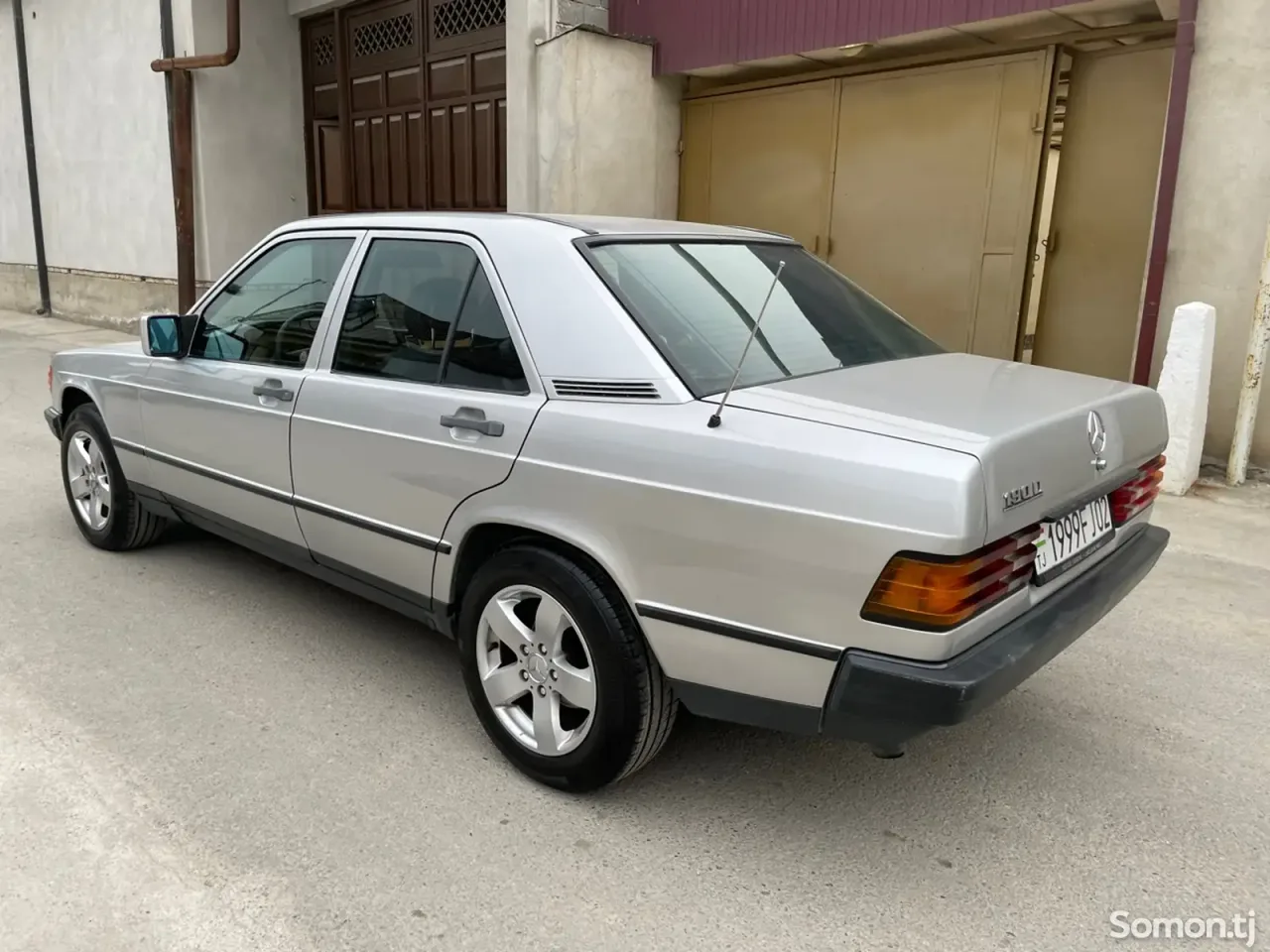Mercedes-Benz W201 1986 · 2.5 AT
