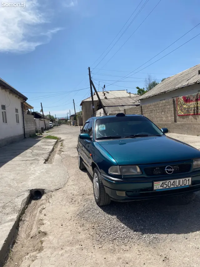Opel Astra F 1998 · 1.6 MT