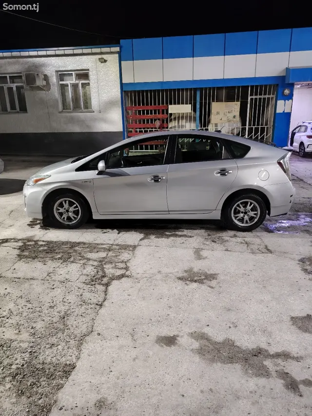 Toyota Prius 2011 · 1.8 AT