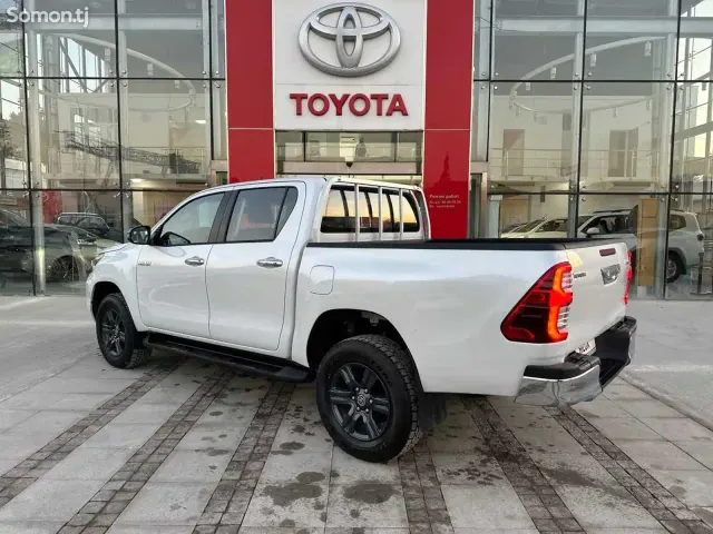 Toyota Hilux 2025 · 2.4 MT