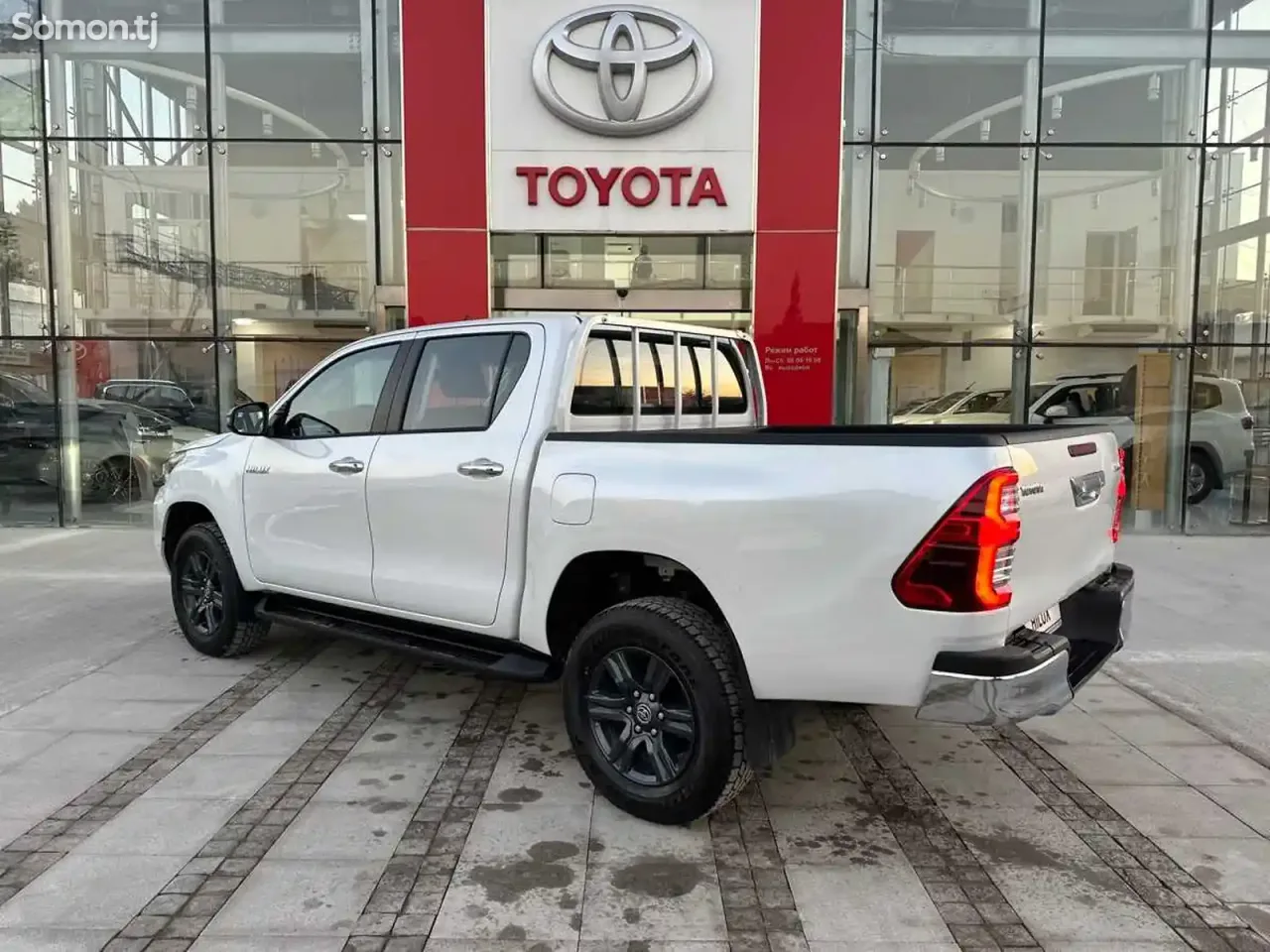 Toyota Hilux 2025 · 2.4 MT