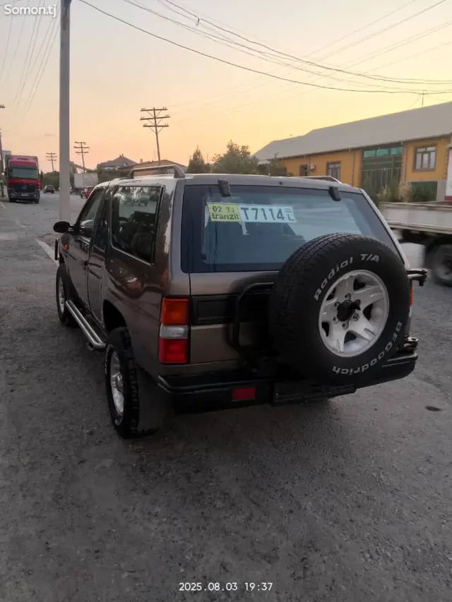 Nissan Terrano 1990 · 2.4 MT