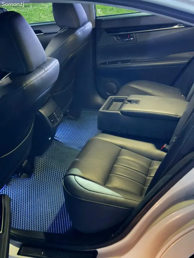 Lexus ES series 2017 · 2.5 AT