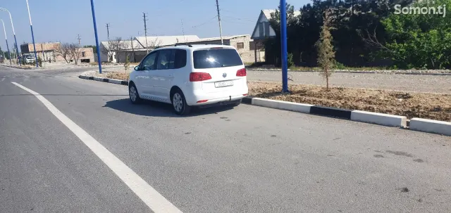 Volkswagen Touran 2011 · 1.4 MT