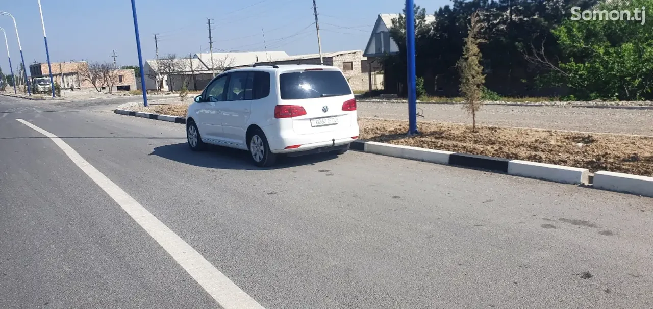 Volkswagen Touran 2011 · 1.4 MT