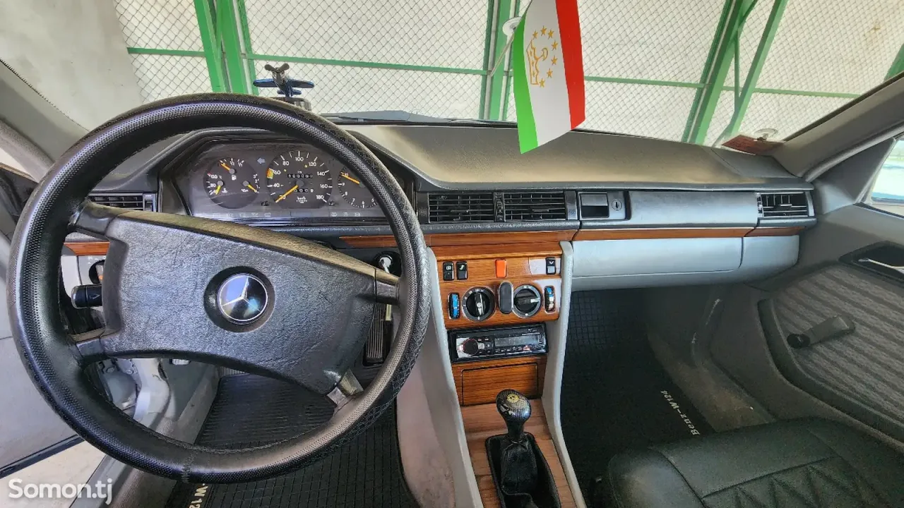 Mercedes-Benz W124 1991 · 2.0 MT