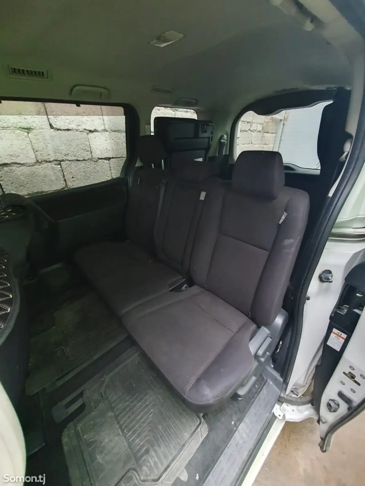 Toyota Voxy 2014 · 2.0 AT