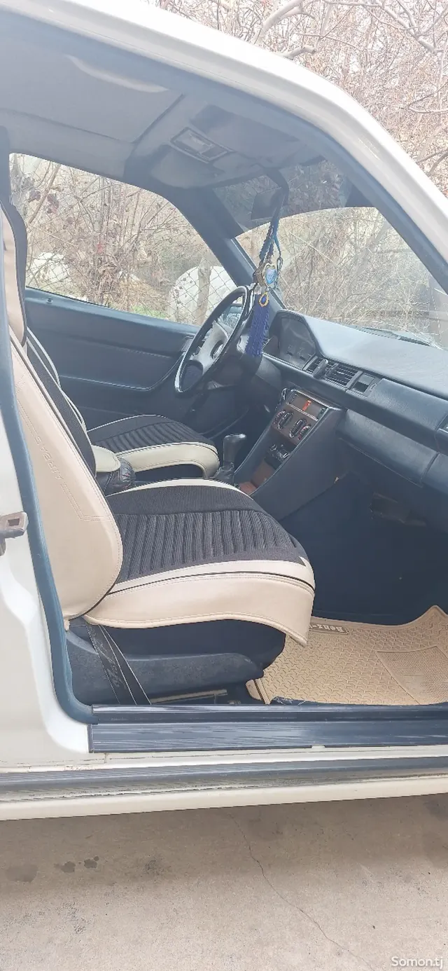 Mercedes-Benz W124 1989 · 2.5 MT