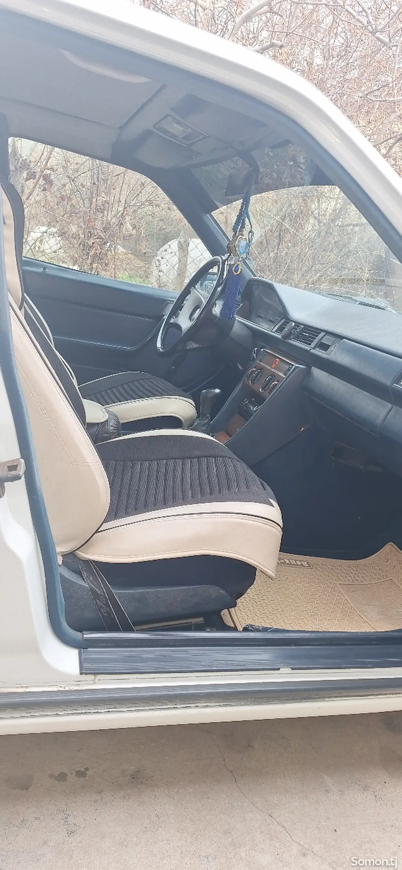 Mercedes-Benz W124 1989 · 2.5 MT