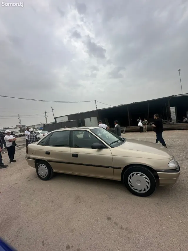 Opel Astra F 1996 · 1.6 MT