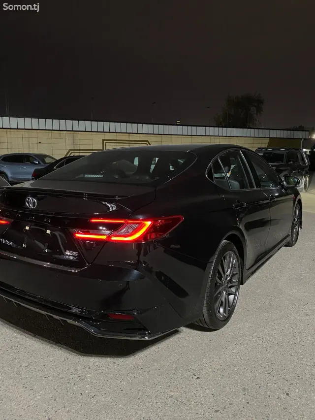 Toyota Camry 2026 · AT
