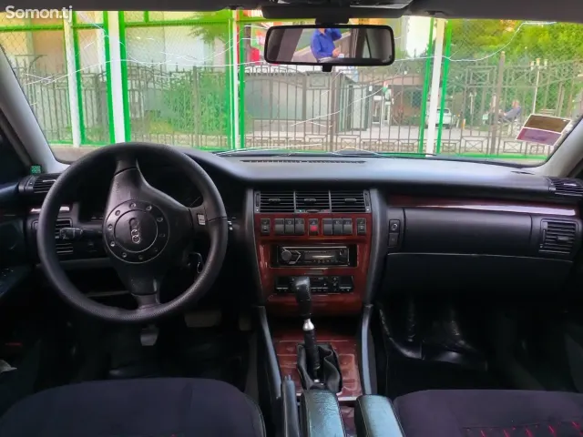 Audi A8 1995 · 3.7 MT