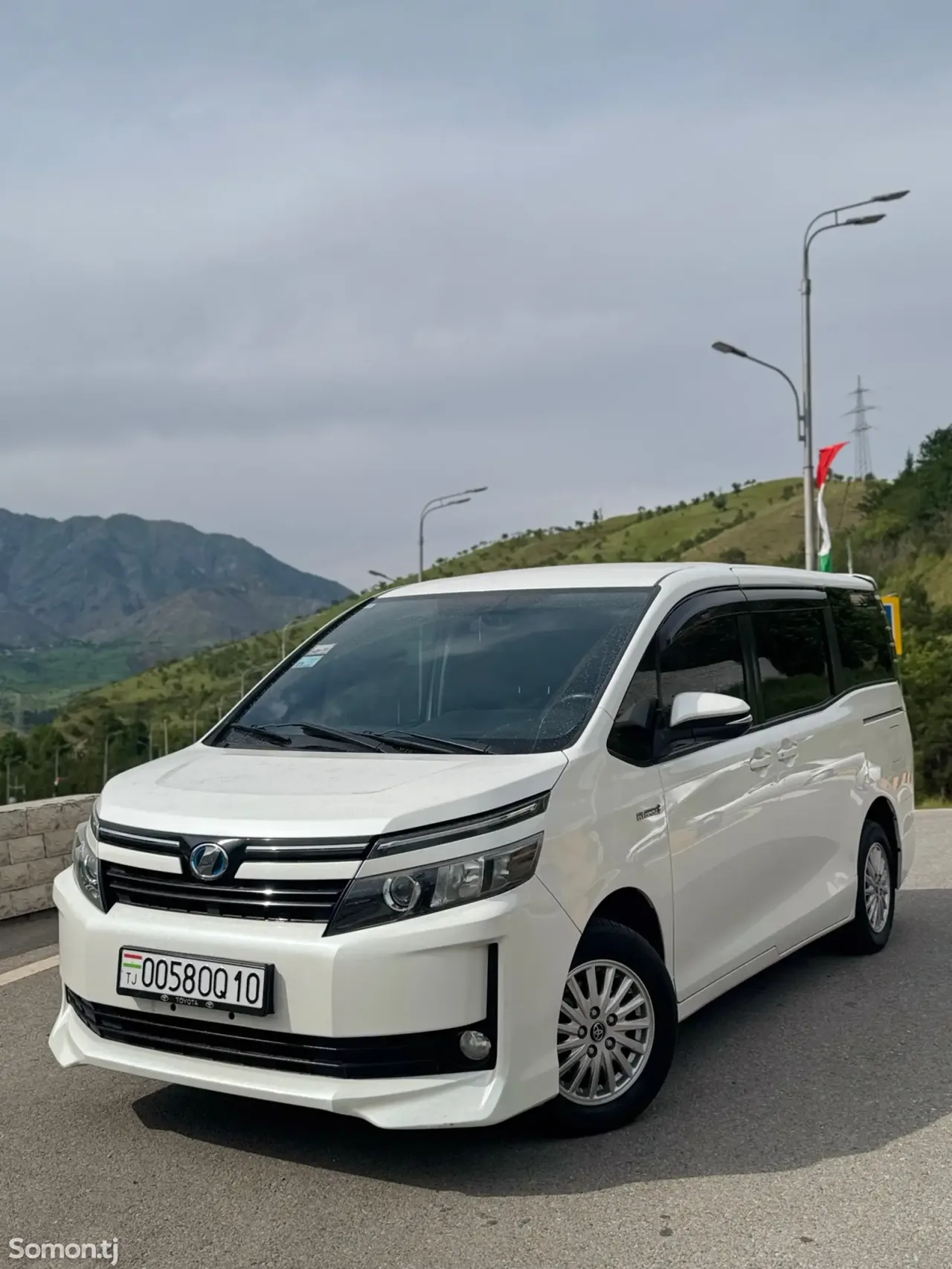 Toyota Voxy 2015 · 1.8 AT