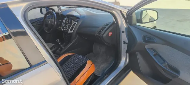 Ford Focus 2012 · 1.6 MT