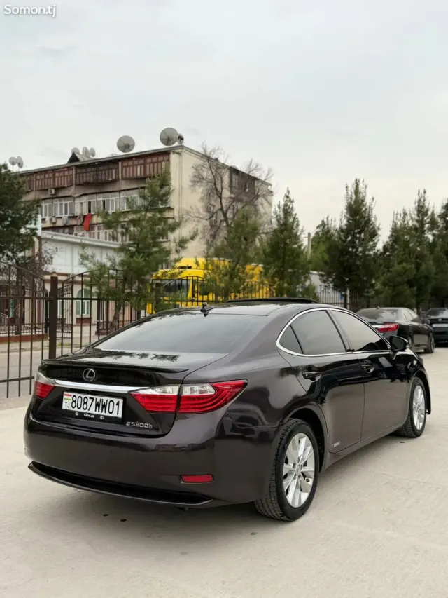 Lexus ES series 2013 · 2.5 AT