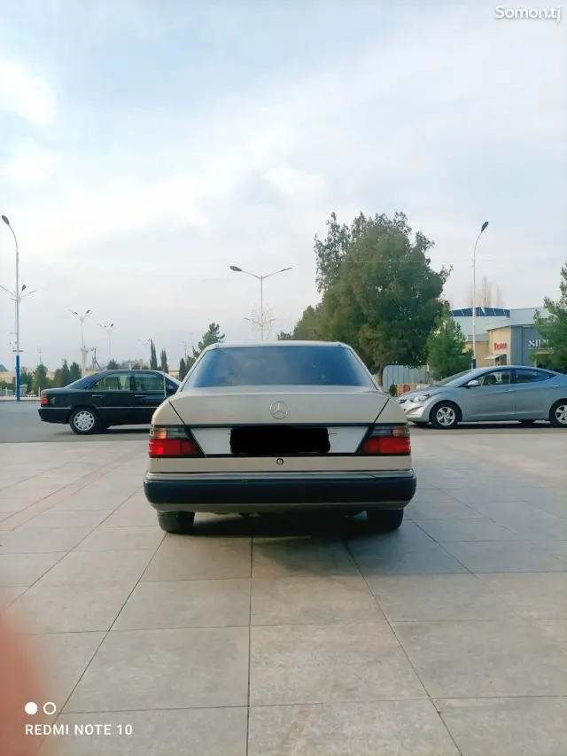 Mercedes-Benz W124 1990 · 2.0 MT